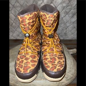 NIKE GRASSY SHORT BOOT CHEETAH PRINT      SIZE 7